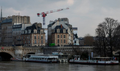 Vue de grues de construction à Paris