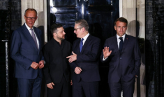 De gauche à droite le chancelier allemand Friedrich Merz, le président ukrainien Volodymyr Zelensky, le Premier ministre britannique Keir Starmer et le président français Emmanuel Macron, devant le 10 Downing Street à Londres le 7 juin 2026 ( AFP / Henry NICHOLLS )