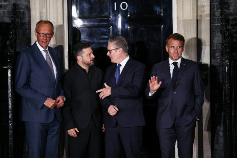 De gauche à droite le chancelier allemand Friedrich Merz, le président ukrainien Volodymyr Zelensky, le Premier ministre britannique Keir Starmer et le président français Emmanuel Macron, devant le 10 Downing Street à Londres le 7 juin 2026 ( AFP / Henry NICHOLLS )