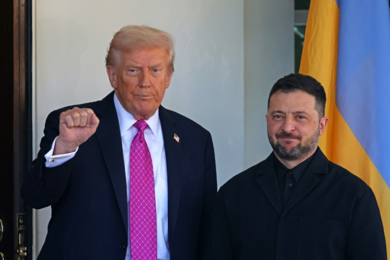 Le président américain Donald Trump accueille son homologue ukrainien Volodymyr Zelensky à la Maison Blanche, le 17 octobre 2025 à Washington ( AFP / TOM BRENNER )