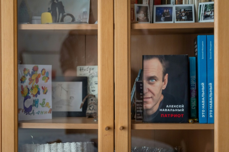 L'autobiographie du défunt chef de l'opposition russe Alexei Navalny, intitulée "Patriote", est exposée sur une étagère dans l'appartement de la militante d'opposition russe Khelga Pirogova à Vilnius, le 3 février 2026. ( AFP / Wojtek RADWANSKI )