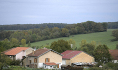 La crise du logement ne s'arrête pas aux frontières des villes et touche les communes rurales, qui appellent de plus en plus bailleurs sociaux à investir leurs territoires, moins fournis en logements sociaux ( AFP / FREDERICK FLORIN )