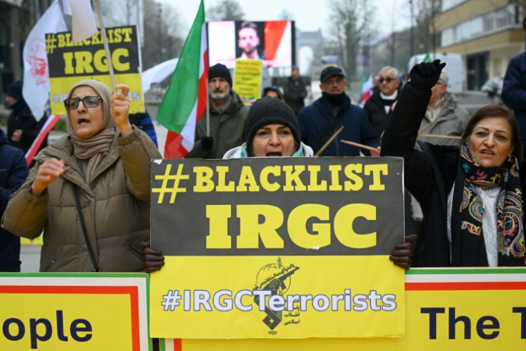 Des pancartes "Liste noire du Corps des gardiens de la révolution islamique" lors d'une manifestation de soutien au peuple iranien à Bruxelles, le 29 janvier 2026 ( AFP / Nicolas TUCAT )