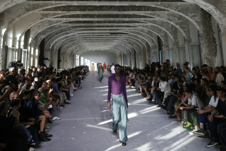 Le défilé Dries Van Noten dans des bureaux inoccupés d'un ancien bâtiment d'Orange, à Paris, le 22 juin 2023 ( AFP / GEOFFROY VAN DER HASSELT )