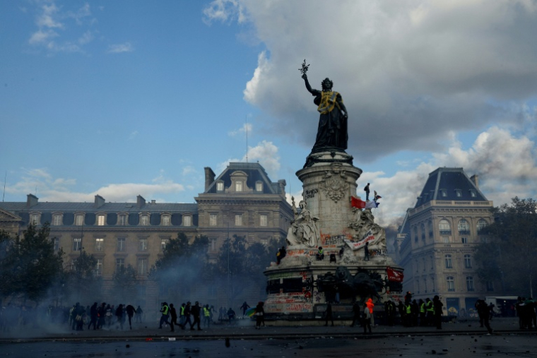 Des manifestants place de la République, le 17 octobre 2026 à Paris ( AFP / GEOFFROY VAN DER HASSELT )