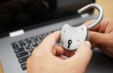 Les arnaques et détournements en ligne ou par piratage peuvent rapporter plusieurs dizaines de milliers d'euros à leurs auteurs. Photo d'illustration.  (Schluesseldienst / Pixabay)