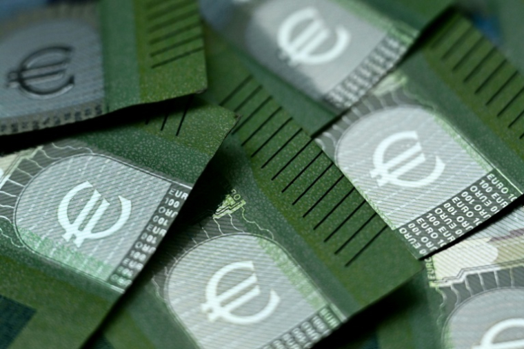 Le logo euro est visible sur des billets de cent euros, à Francfort, Allemagne, le 2 décembre 2025 ( AFP / Kirill KUDRYAVTSEV )