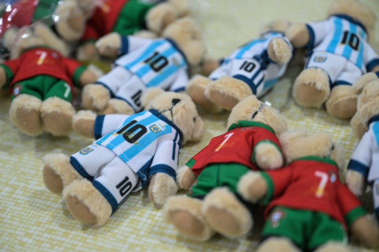 Des peluches à l'effigie de Lionel Messi et de Cristiano Ronaldo, dans l'usine All Star Partner, à Yiwu, en Chine, où elles sont confectionnées, le 5 juin 2026 ( AFP / Hector RETAMAL )