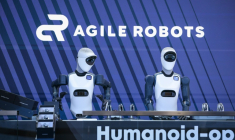 Des robots humanoïdes sur le stand d'Agile Robots SE lors de la foire industrielle d'Hanovre, le 20 avril 2026 dans le nord de l'Allemagne ( AFP / RONNY HARTMANN )