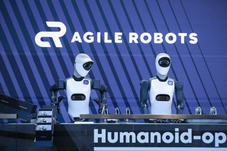 Des robots humanoïdes sur le stand d'Agile Robots SE lors de la foire industrielle d'Hanovre, le 20 avril 2026 dans le nord de l'Allemagne ( AFP / RONNY HARTMANN )