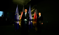 Le chancelier allemand nouvellement élu Friedrich Merz s'exprime tandis que son prédécesseur Olaf Scholz l'écoute lors d'une cérémonie de passation de pouvoirs à la Chancellerie à Berlin, le 6 mai 2025 ( AFP / John MACDOUGALL )