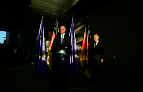 Le chancelier allemand nouvellement élu Friedrich Merz s'exprime tandis que son prédécesseur Olaf Scholz l'écoute lors d'une cérémonie de passation de pouvoirs à la Chancellerie à Berlin, le 6 mai 2025 ( AFP / John MACDOUGALL )