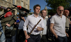 L'ancien Premier ministre et secrétaire général du parti Renaissance Gabriel Attal  participe à une fête de la transhumance Saint-Geniez-d'Olt, dans l'Aveyron, le 23 mai 2026 ( AFP / Ed JONES )