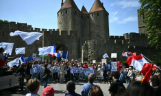 Manifestation devant la citadelle médiévale, à l'appel du collectif "Nous Carcassonne", pour protester contre les décisions prises par le maire du Rassemblement National Christophe Barthès, le 29 avril 2026 à Carcassonne, dans l'Aude ( AFP / LIONEL BONAVENTURE )