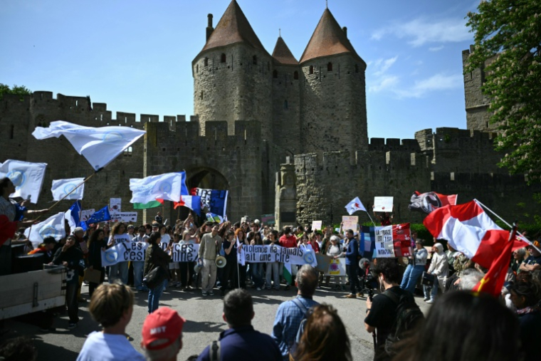 Manifestation devant la citadelle médiévale, à l'appel du collectif "Nous Carcassonne", pour protester contre les décisions prises par le maire du Rassemblement National Christophe Barthès, le 29 avril 2026 à Carcassonne, dans l'Aude ( AFP / LIONEL BONAVENTURE )