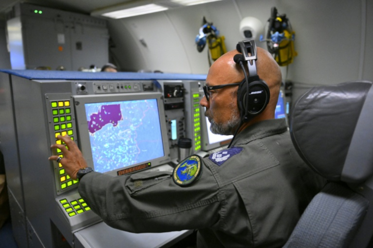 Un directeur tactique de l'Awacs de l'Otan évalue la situation aérienne et de surface à bord d'un avion de surveillance lors d'un vol au-dessus de l'espace aérien polonais dans le cadre de la nouvelle mission "Eastern Sentry" de l'Alliance, le 19 septembre 2025 ( AFP / JOHN THYS )