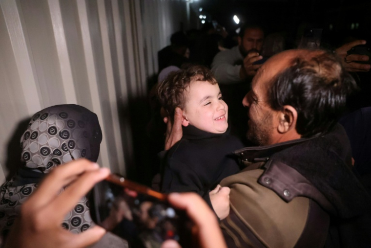 Des Palestiniens de Gaza rentrant d'Egypte retrouvent leurs proches à Khan Younès, dans le sud de la bande de Gaza, le 2 février  ( AFP / Bashar Taleb )