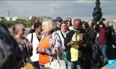 Elizabeth II : avant les funérailles, des milliers de personnes patientent pour voir son cercueil