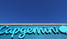 Le logo de Capgemini est visible à l'entrée du stand temporaire de la société avant le WEF à Davos