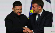 Le président de la République Emmanuel Macron (droite) et son homologue ukrainien Volodymyr Zelensky donnent une conférence de presse, le 6 janvier 2026 à Paris ( POOL / Ludovic MARIN )