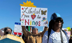 Une manifestante brandit une pancarte appelant en espagnol à la libération des enfants retenus dans un centre de détention pour les familles d'immigrés à Dilley, aux Etats-Unis, le 28 janvier 2026 ( AFP / Moisés ÁVILA )