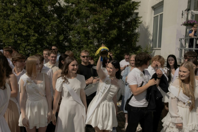 Des étudiants ukrainiens à Kiev le 30 mai 2025 ( AFP / Roman PILIPEY )
