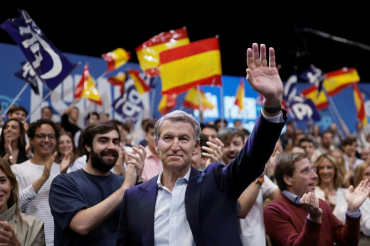 Le leader de l'opposition de droite espagnole, Alberto Núñez Feijóo, arrive pour un meeting de campagne, le 10 octobre 2026 à Madrid en vue des élections législatives de fin novembre ( AFP / Oscar DEL POZO )