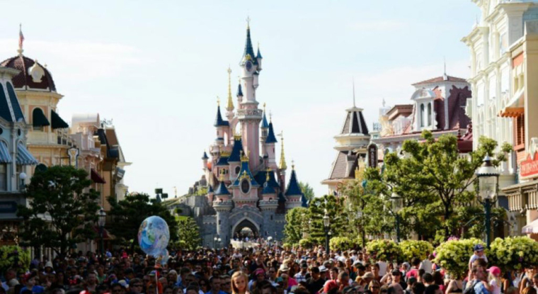 Des visiteurs à Eurodisney à Marne-la-Vallée. (© B. Guay / AFP)