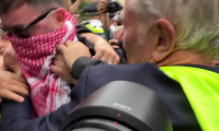 Un rappeur du trio Kneecap arrive au tribunal à Londres, accusé de soutien au Hezbollah