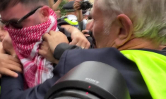 Un rappeur du trio Kneecap arrive au tribunal à Londres, accusé de soutien au Hezbollah