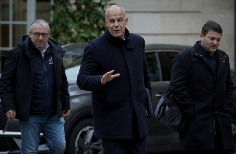 Le président de la FNSEA Arnaud Rousseau (C) et sa délégation arrivent à l'Hôtel Matignon pour rencontrer le Premier ministre, le 19 décembre 2025 ( AFP / GEOFFROY VAN DER HASSELT )
