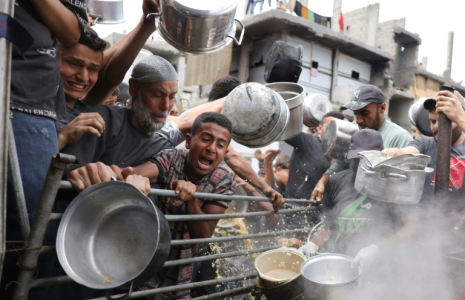 Des Palestiniens tentent d'obtenir leurs rations alimentaires à l'extérieur d'un centre à Beit Lahia, dans le nord de la bande de Gaza, le 15 mai 2025 ( AFP / BASHAR TALEB )