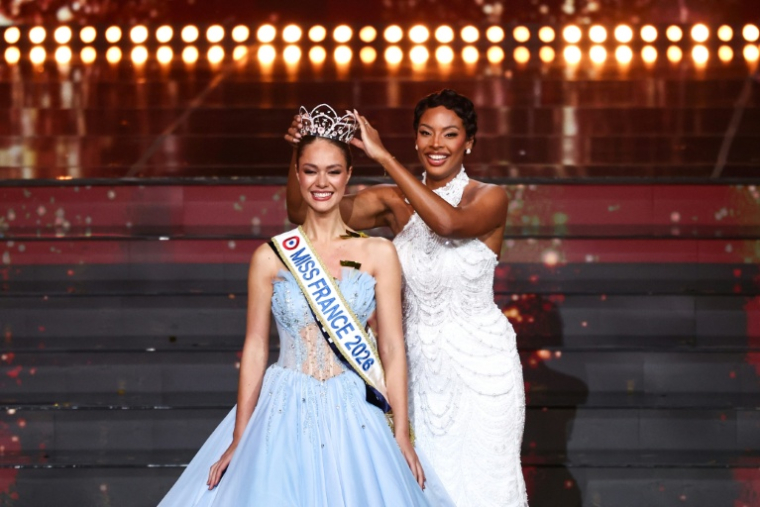 Miss Tahiti, Hinaupoko Devèze, est couronnée par la Miss France 2025 Angélique Angarni-Filopon lors du concours de beauté Miss France 2026 au Zénith d'Amiens, dans la Somme, le 6 décembre 2025 ( AFP / Sameer AL-DOUMY )