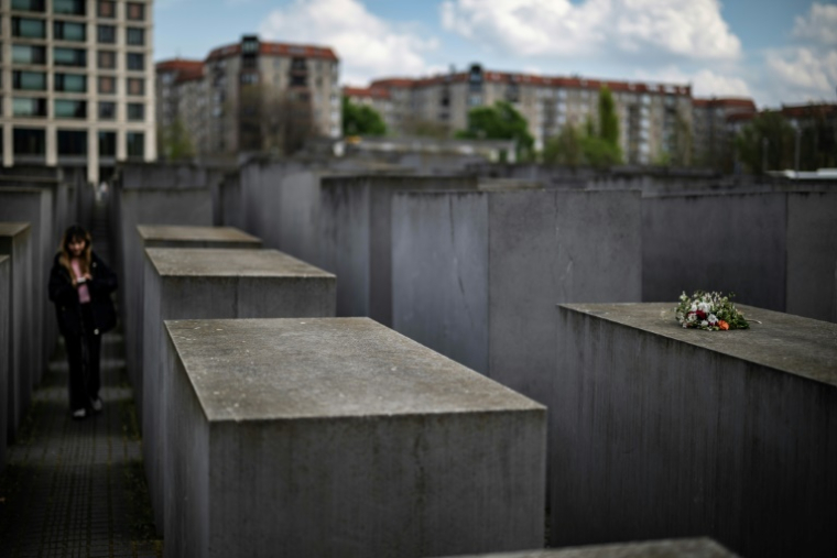 Un bouquet de fleurs déposé sur une stèle au Mémorial de l'Holocauste à Berlin, le 14 avril 2025 ( AFP / John MACDOUGALL )