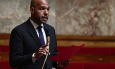 Olivier Serra, député français et, depuis peu, citoyen du Bénin, pays d'Afrique de l'ouest, ancienne plaque tournante du commerce d'esclaves et dont une partie de ses ancêtres sont originaires, le 21 mai 2025 à Paris à l'assemblée nationale ( AFP / Thibaud MORITZ )