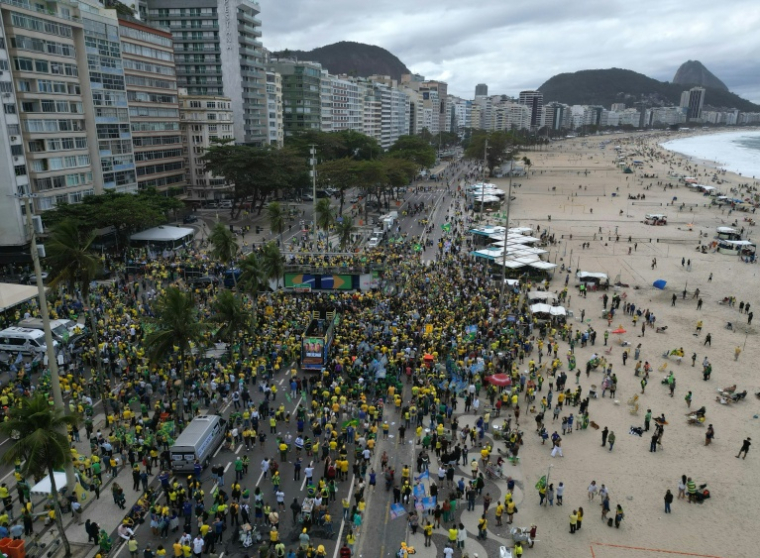 Vue aérienne du meeting du candidat à la présidentielle brésilienne Falvio Bolsonaro sur la plage de Copacabana, à Rio de Janeiro, le 16 août 2026  ( AFP / MAURO PIMENTEL )