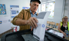 Un électeur vote à Pristina le 7 juin 2026 ( AFP / Armend NIMANI )