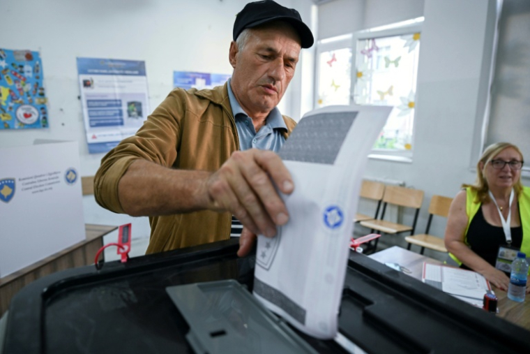 Un électeur vote à Pristina le 7 juin 2026 ( AFP / Armend NIMANI )