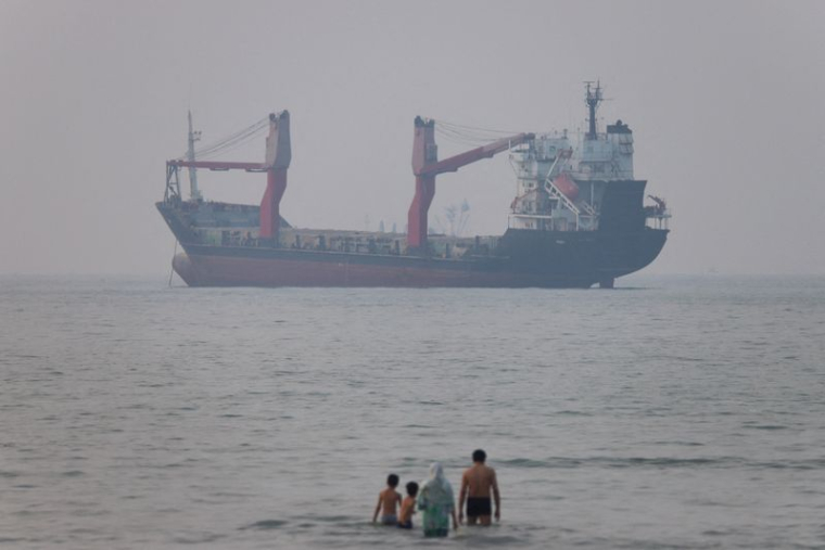 Des navires dans le détroit d'Ormuz, près de la plage de Bandar Abbas