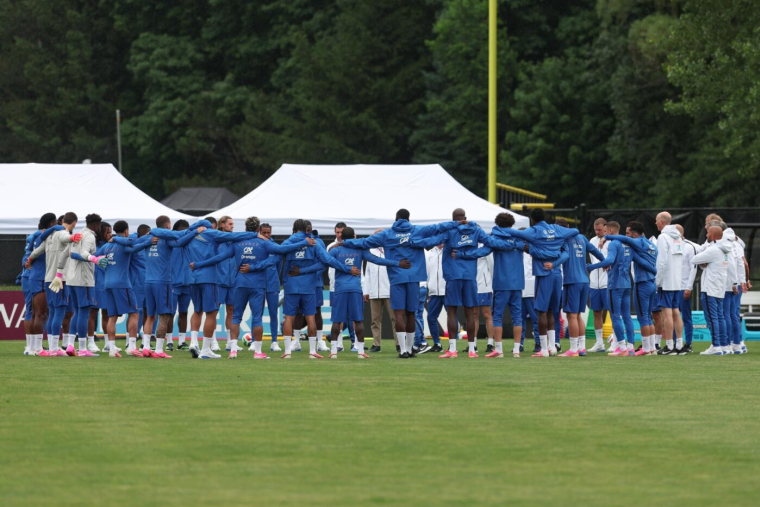 Les Bleus ont observé une minute de silence en hommage à la mère de Didier Deschamps