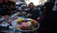 Un Palestinien vend des sucreries sur un marché de rue à Khan Younès, dans le sud de la bande de Gaza, le 17 mars 2026 ( AFP / Bashar Taleb )