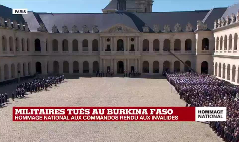 Hommage national aux deux commandos : les cercueils portés par les commandos marine entrent dans la cour des Invalides