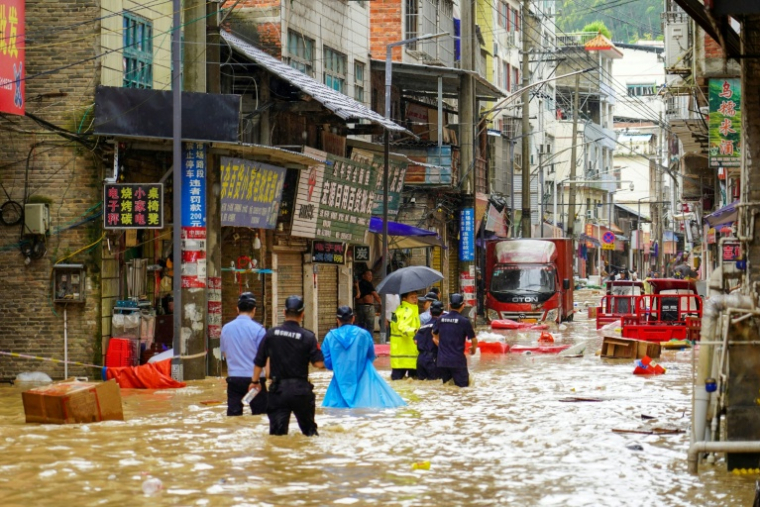 Des secouristes dans une rue inondée à Congjiang, dans la province de Guizhou au sud-ouest de la Chine, le 24 juin 2025 ( AFP / STR )