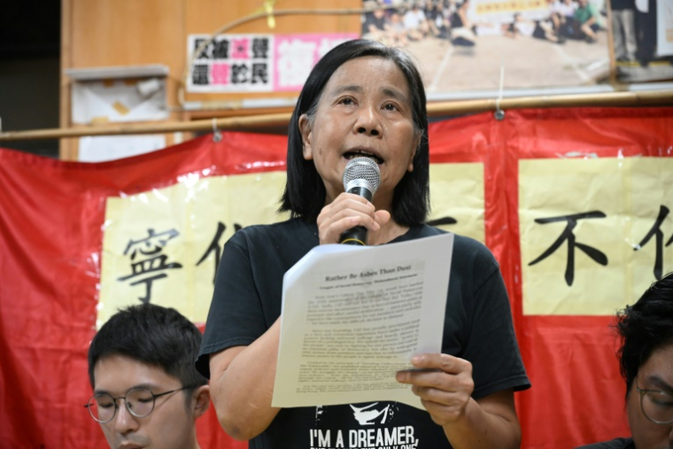La présidente de la Ligue des Sociaux-Démocrates (LSD), qui était l'un des derniers partis d'opposition encore actifs à Hong Kong, Chan Po-ying, s'exprime lors d'une conférence de presse, le 29 juin 2025 à Hong kong ( AFP / Peter PARKS )