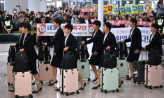 Les joueuses du club féminin nord-coréen Naegohyang sont arrivées à l'aéroport international d'Incheon, le 17 mai 2026, en vue de la demi-finale de la Ligue des champions asiatique féminine qui les opposera au club féminin sud-coréen Suwon FC.  ( AFP / Jung Yeon-je )