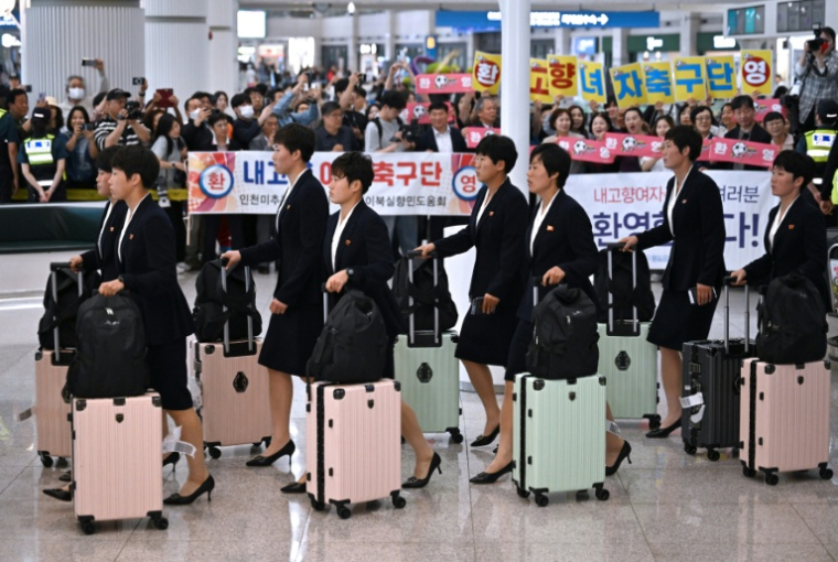 Les joueuses du club féminin nord-coréen Naegohyang sont arrivées à l'aéroport international d'Incheon, le 17 mai 2026, en vue de la demi-finale de la Ligue des champions asiatique féminine qui les opposera au club féminin sud-coréen Suwon FC.  ( AFP / Jung Yeon-je )