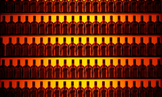 Des bouteilles de Cointreau sont exposées au Carre Cointreau, dans la distillerie Cointreau à Saint-Barthélemy-d'Anjou, près d'Angers