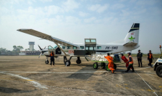 Des agents de l'Agence nationale de gestion des catastrophes chargent du chlorure de sodium dans un avion avant une opération d'ensemencement des nuages à Palangkaraya, dans le Kalimantan central, le 2 août 2026 en Indonésie ( AFP / REINA )