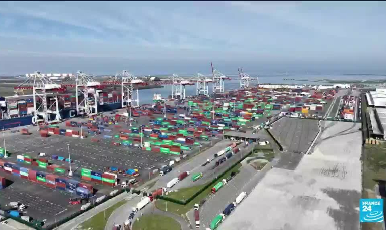 Emmanuel Macron à Dunkerque : quelques manifestants en marge de sa visite sur le thème de la réindustrialisation