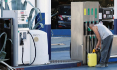 Un homme dans une station-service de Nice